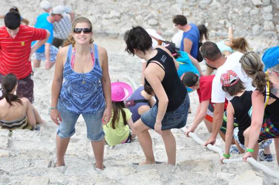 Turistas usam a corda para descer a pirâmide de Cobá, na península do Yucatán, no México